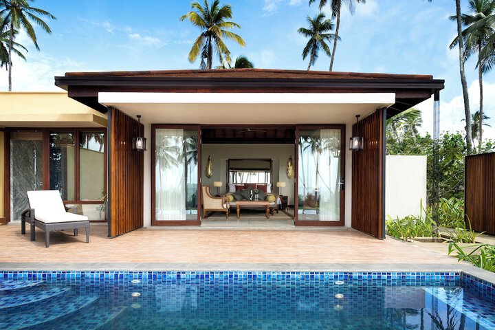 Hotel Pool