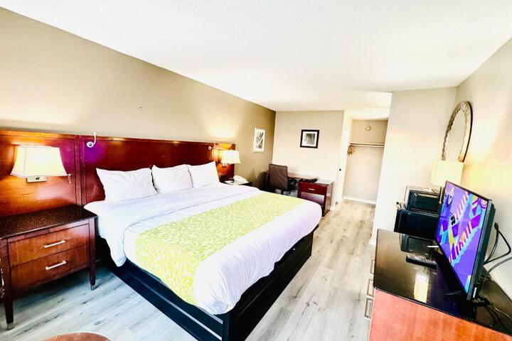 1 King Bed (2 of 12)