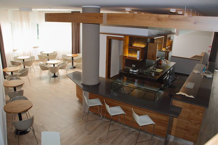 Lounge 44 of 64