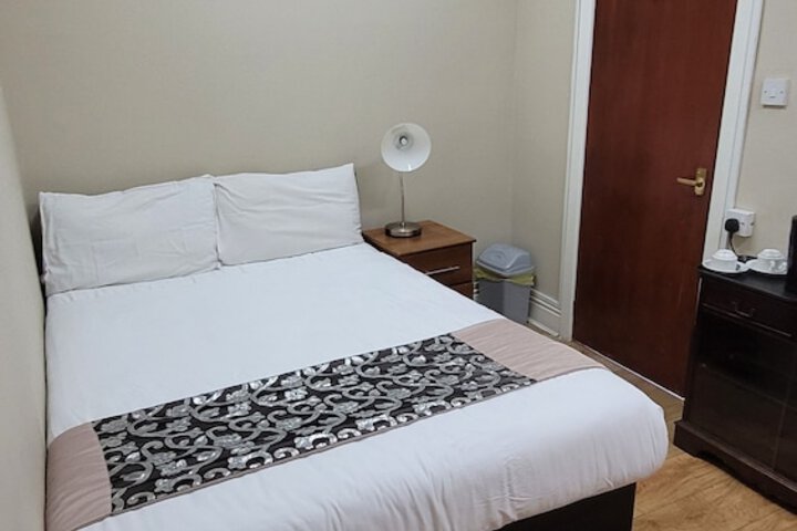 Room 6 of 16