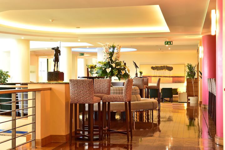 Lounge 338 of 411