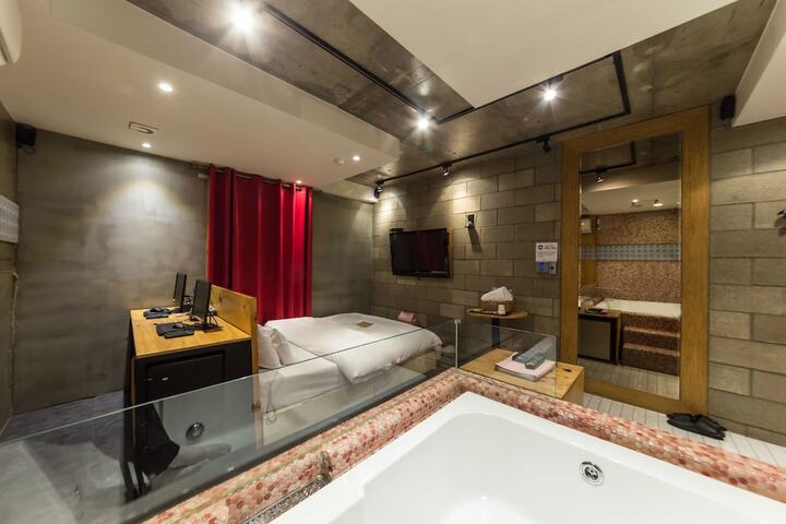 Room 21 of 95