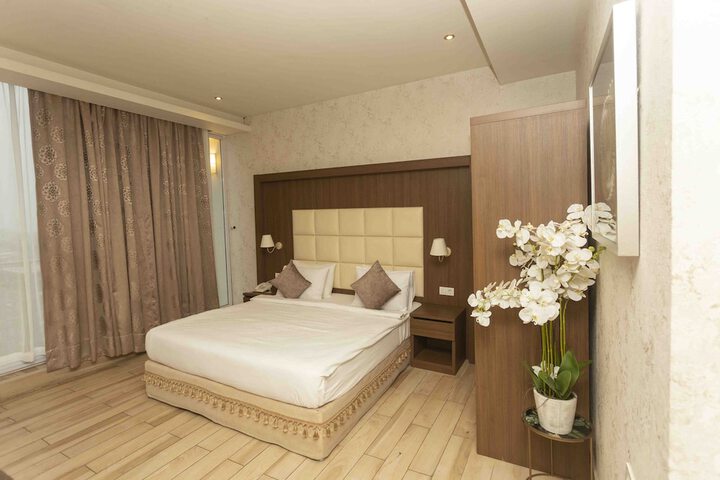 Room 11 of 83