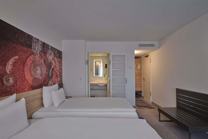 Room 40 of 145