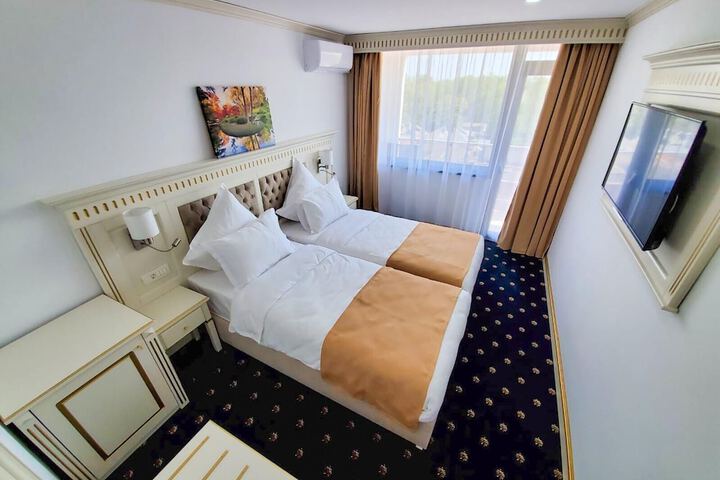 Room 8 of 17