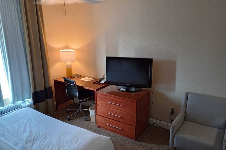 Basic Room 1 King Bed (3 of 14)