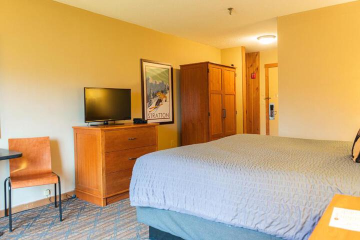 1 Queen Bed (4 of 14)