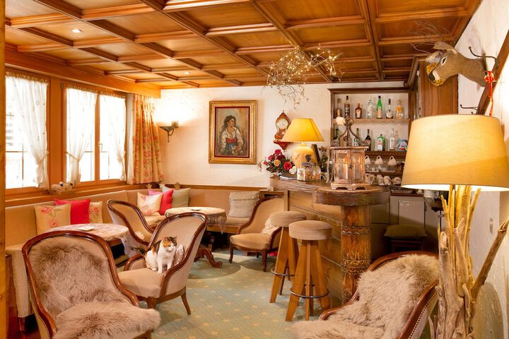 Lounge 52 of 70