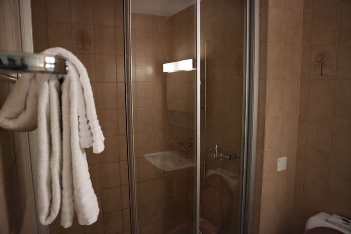 Room 16 of 38
