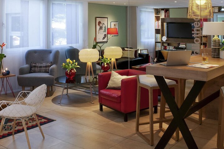 Lounge 60 of 76