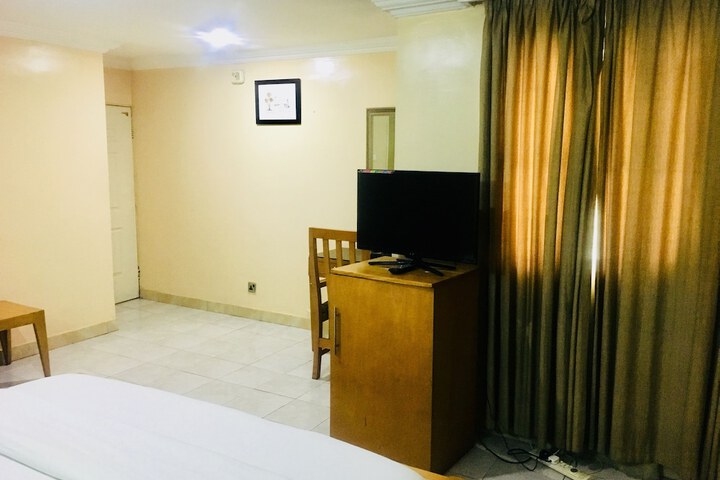 Room 4 of 34