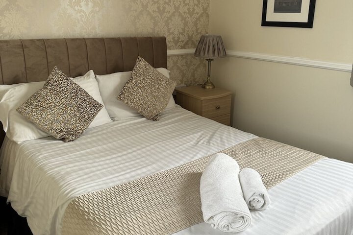 Room 2 of 28