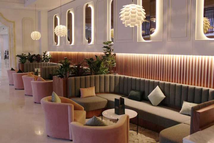 Lounge 43 of 49