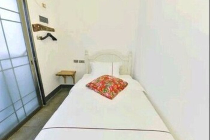 Room 4 of 19