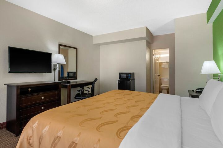 1 King Bed (20 of 27)