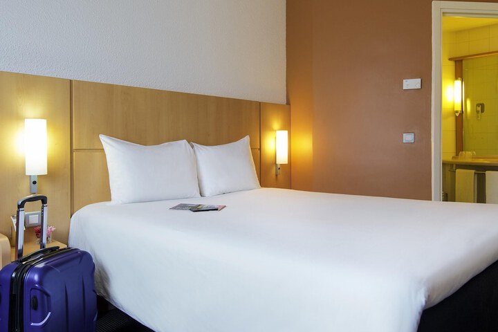 Room 12 of 38