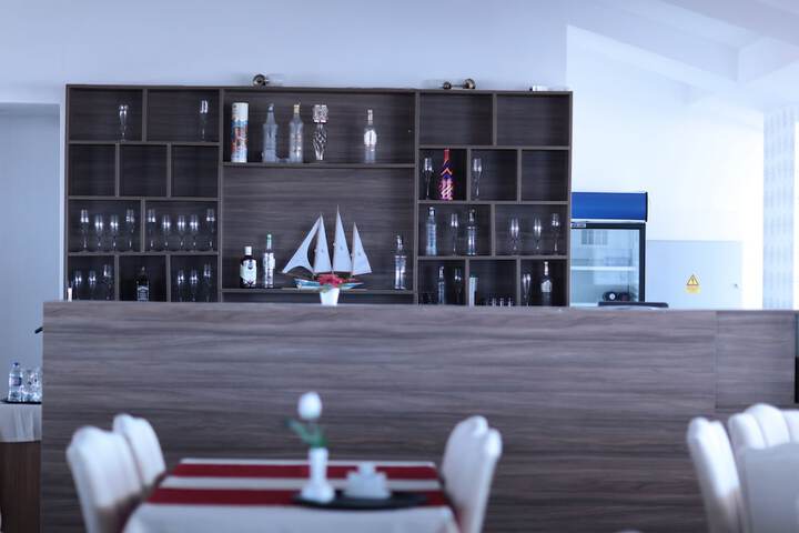 Lounge 16 of 29