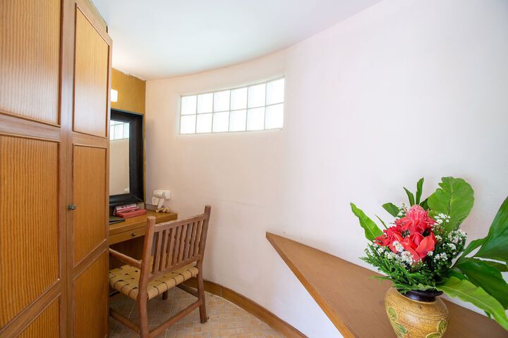 Room 4 of 85