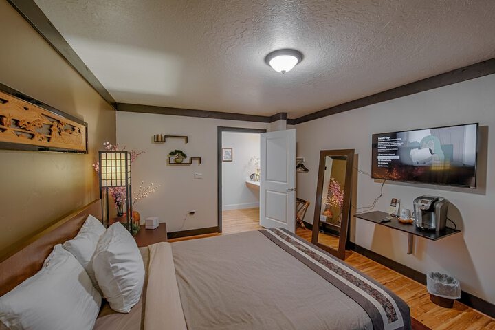 Room 6 of 16