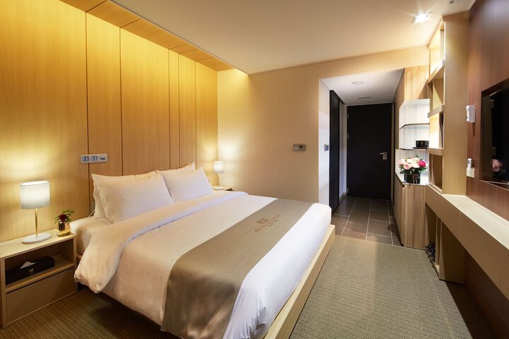 Room 27 of 95