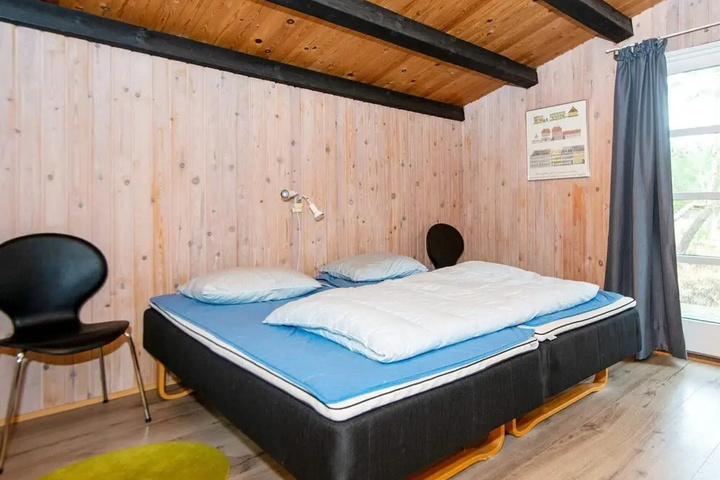 Room 5 of 12