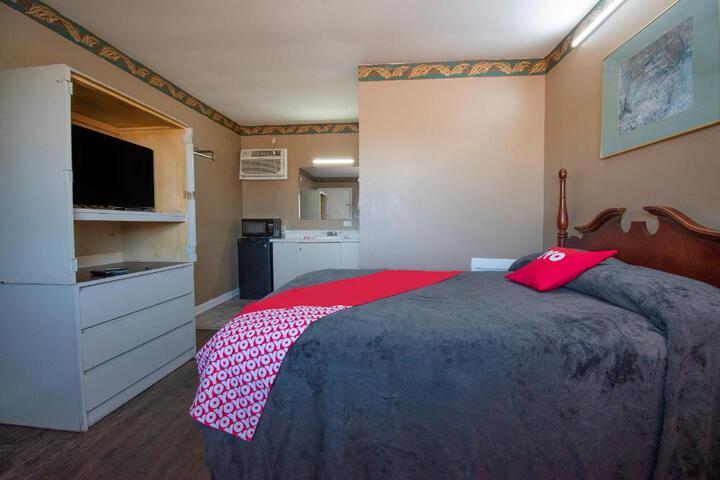 1 Queen Bed (8 of 10)