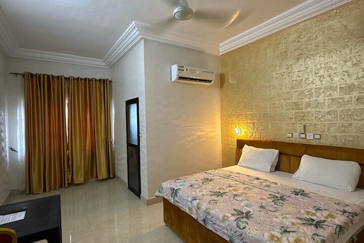 Room 27 of 44