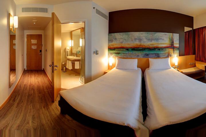 Room 3 of 95