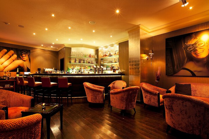 Lounge 75 of 101