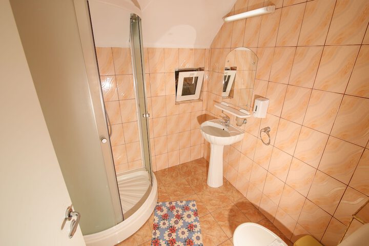 Room 12 of 27