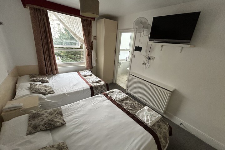 Room 12 of 118