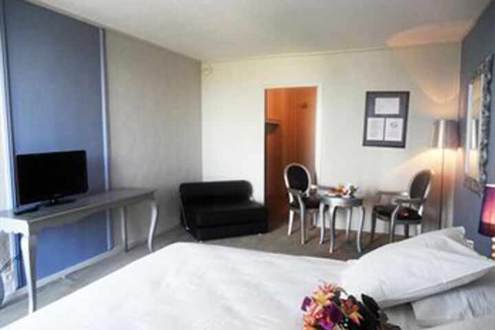 Room 6 of 10