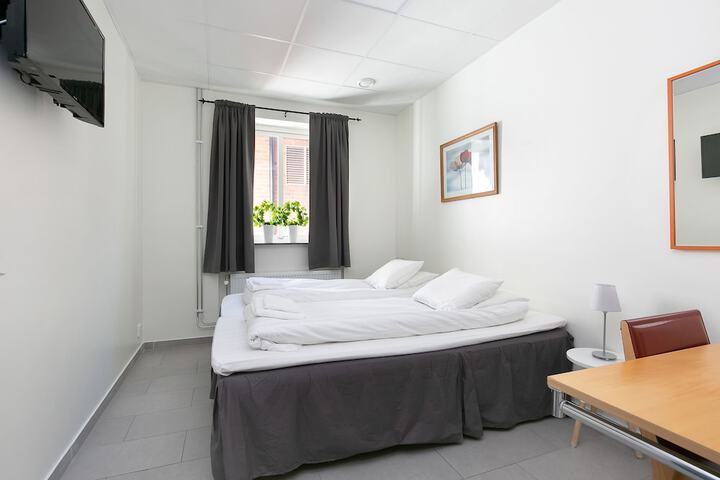 Room 16 of 28