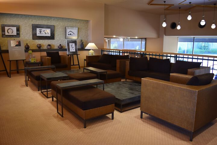 Lounge 19 of 23