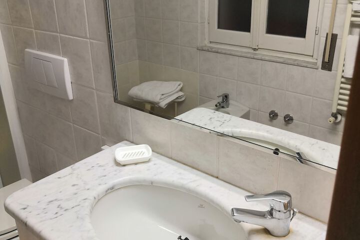 Room 17 of 28