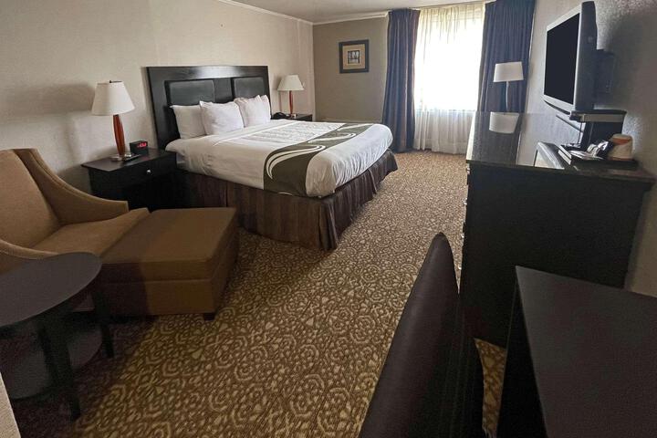 1 King Bed (4 of 6)