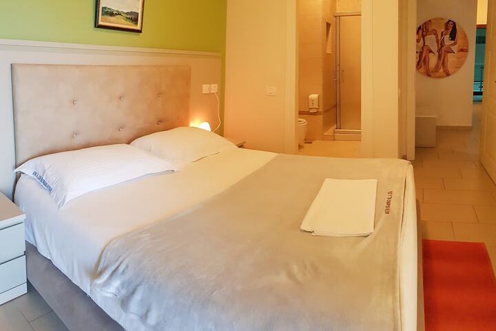 Room 13 of 84