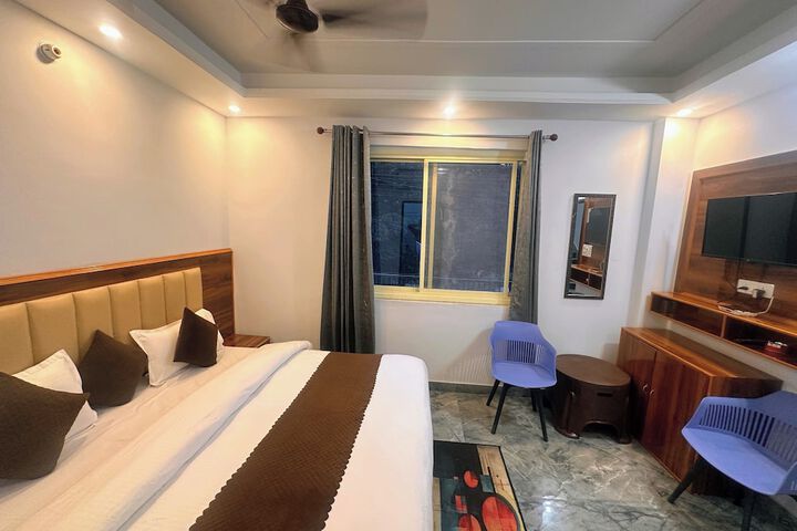 Room 9 of 11