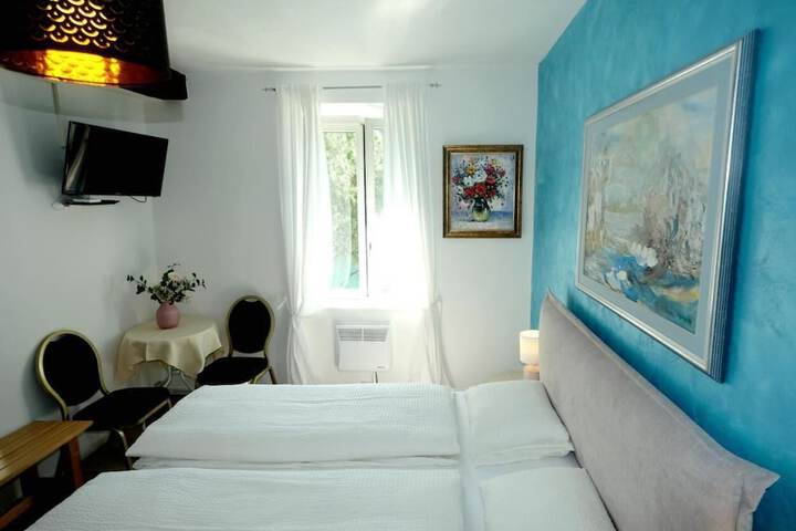 Room 4 of 36