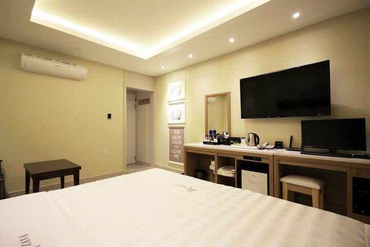 Room 13 of 22