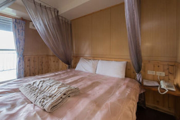 Room 32 of 65