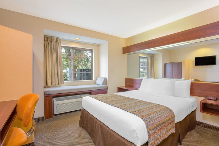 1 Queen Bed (8 of 20)