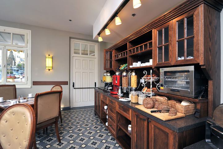 Breakfast area