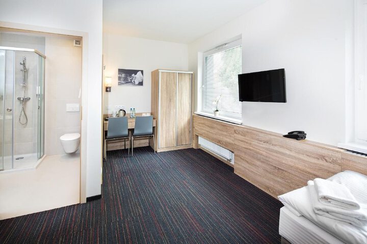 Room 16 of 38