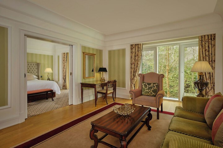Lounge 118 of 147
