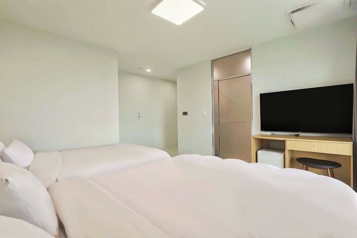 Room 33 of 76