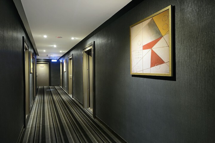 Ballroom/Hall 33 of 38