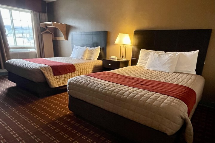 2 Queen Beds (8 of 8)