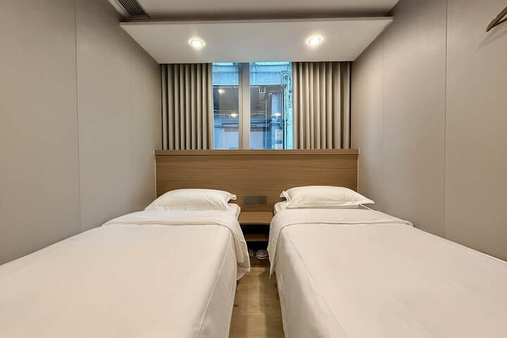 Room 8 of 19