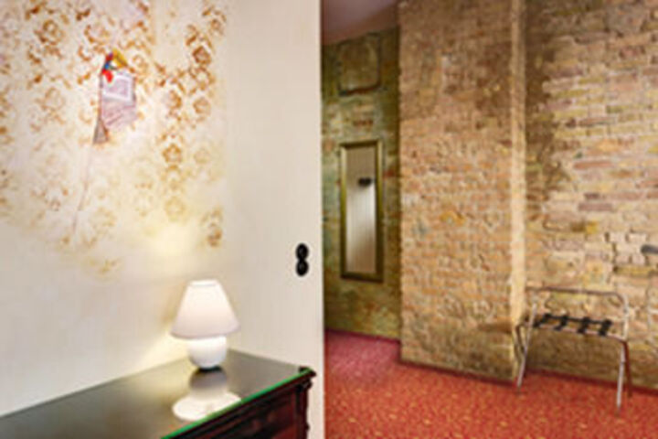 Room 13 of 38